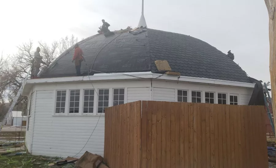 The contractor chose to create a rounded or “fish scale” look, determining that this would help bring an older, aesthetically pleasing architecture to this older building.