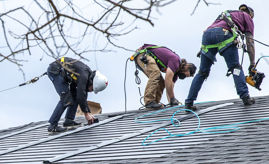 solar roof workers