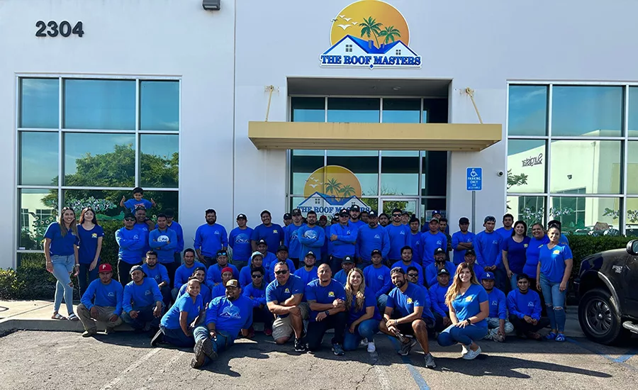 Según Rosa Verdugo, la dueña, el equipo de RoofMasters es como una gran familia.