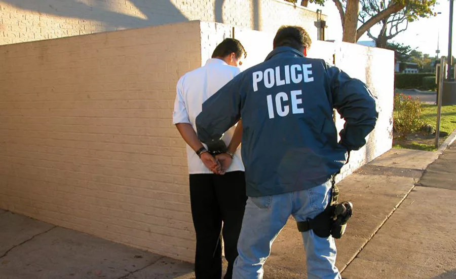 ICE dice que realizó 32,809 arrestos en los primeros 50 días del mandato del presidente Donald Trump, según informó inicialmente Associated Press. 