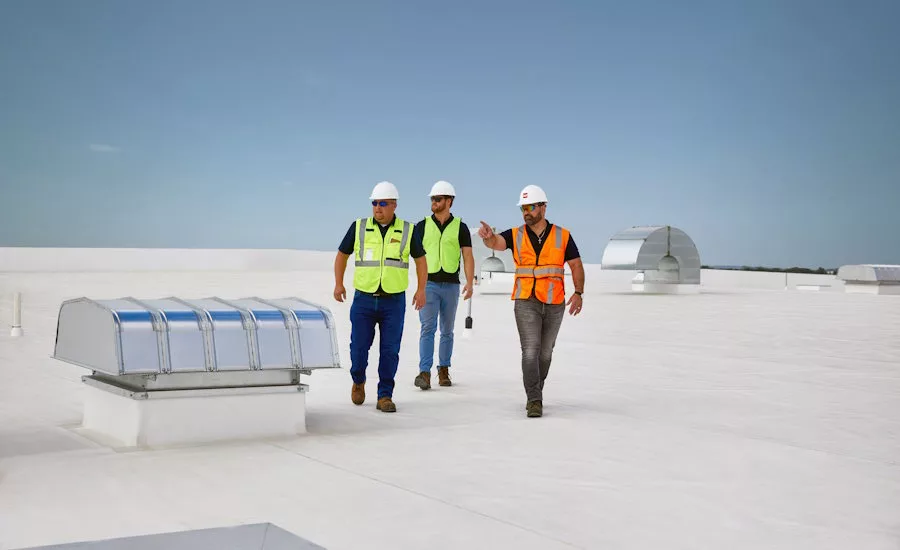 PERU-IL_EDGEMETAL_men_walking_on_roof