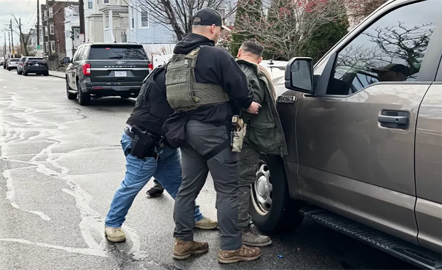Agentes de ICE arrestaron a casi una docena de empleados de una empresa de techos en Lowell, Massachusetts. Los arrestos son parte de una redada federal más amplia contra la contratación no autorizada y las violaciones migratorias en Boston.