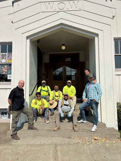 WOWTheatre_Crew_SMARTCOAT_Case_Study-crewmembers-on-the-front-stairs