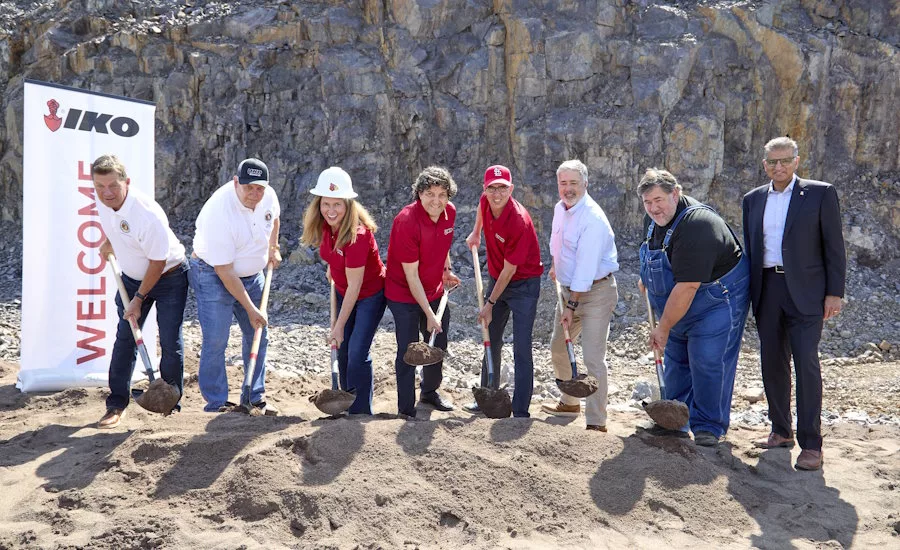 IKO-representatives-with-Missouri-elected-officials-breaking-ground-with-shovels