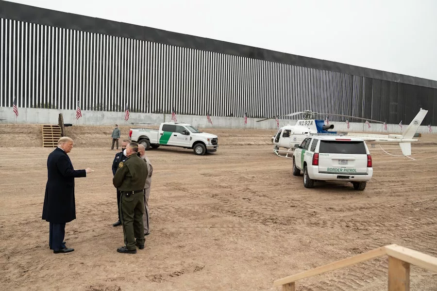 president-trump-at-the-us-mexico-border-wall-with-officials