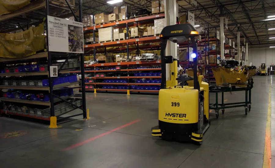 Hyster_Atlas_automated-tow-tractor-in-warehouse