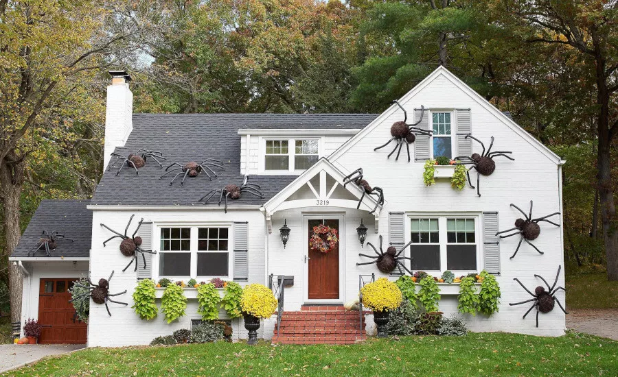 house-exterior-decorated-with-spiders-halloween