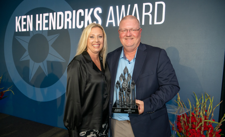 Jeff-Lee-receiving-Ken-Hendricks-Award