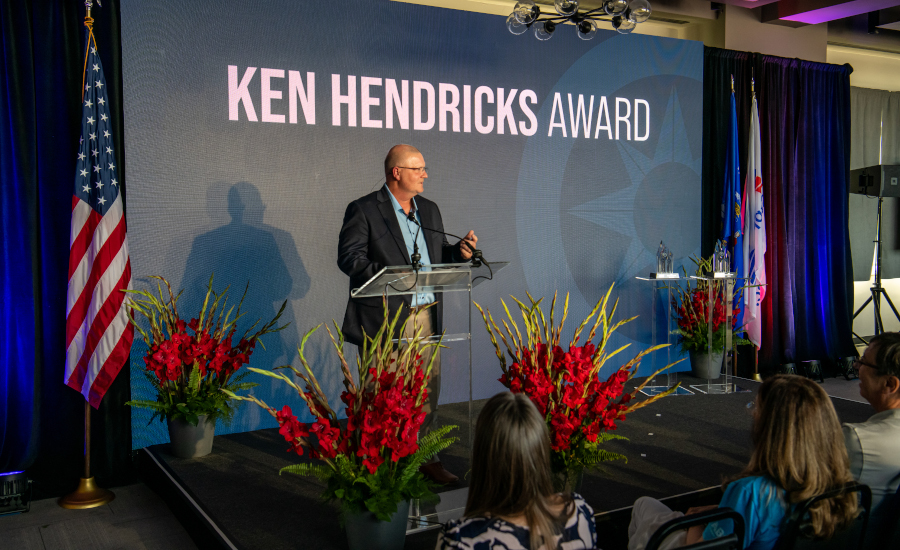Jeff-Lee-speaking-at-podium-ken-hendricks-award
