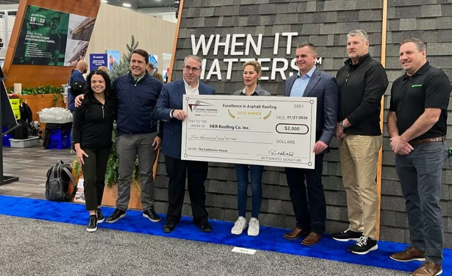 HER Roofing accepts award