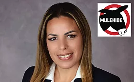 Retrato de Alejandra Mahecha Bader, gerente de campo de MuleHide, con logo corporativo