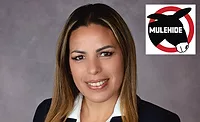 Retrato de Alejandra Mahecha Bader, gerente de campo de MuleHide, con logo corporativo Retrato de Alejandra Mahecha Bader, gerente de campo de MuleHide, con logo corporativo