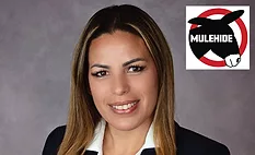 Retrato de Alejandra Mahecha Bader, gerente de campo de MuleHide, con logo corporativo