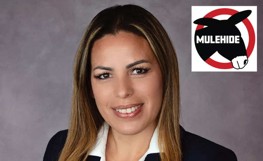 Retrato de Alejandra Mahecha Bader, gerente de campo de MuleHide, con logo corporativo