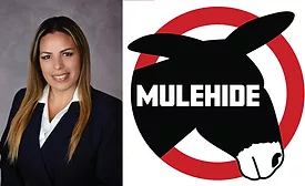 Alejandra Mahecha Bader, gerente técnica de campo de MuleHide, junto al logotipo de la empresa