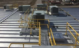 Pasarela de servicio en azotea montada con abrazaderas S-5! 
