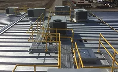 Pasarela de servicio en azotea montada con abrazaderas S-5! 