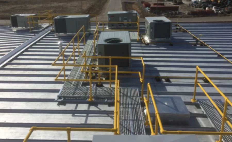 Pasarela de servicio en azotea montada con abrazaderas S-5! 