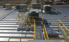 Pasarela de servicio en azotea montada con abrazaderas S-5! 