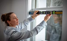 OX Pro SPEEDFRAME Woman using the OX Pro SPEEDFRAME on a window.