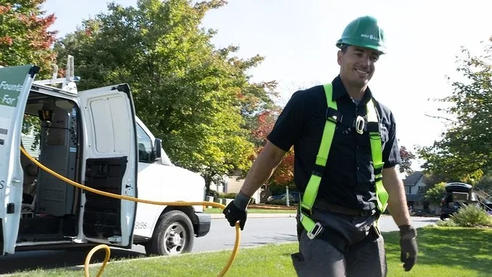 guaranteed-roof-worker-780x439.jpg contractor