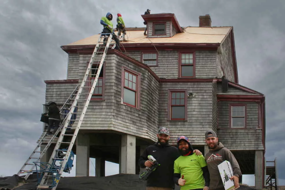 Rinaldi Roofing Crew with STINGER CN100B and NailPac II - IMG_0508 (1).jpg