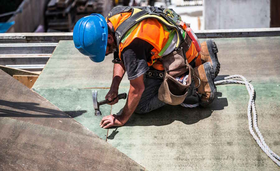 roofing-contractor-worker